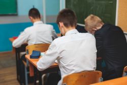Până când se depun cererile pentru cardurile educaționale 2025-2026, în valoare de 500 de lei Până când se depun cererile pentru cardurile educaționale 2025-2026, în valoare de 500 de lei